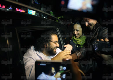 علاء عبد الفتاح وفرحة إخلاء سبيله في قضية سابقة - تصوير : روجية أنيس