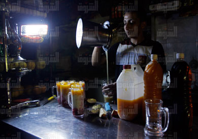 انقطاع التيار الكهربائى محل عصير - تصوير ابراهيم عزت