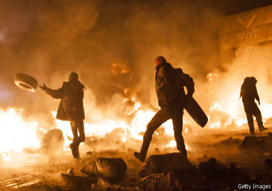 ألقى محتجون زجاجات مولوتوف على الشرطة