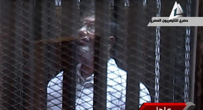 الرئيس المعزول محمد مرسي داخل قفص الاتهام
