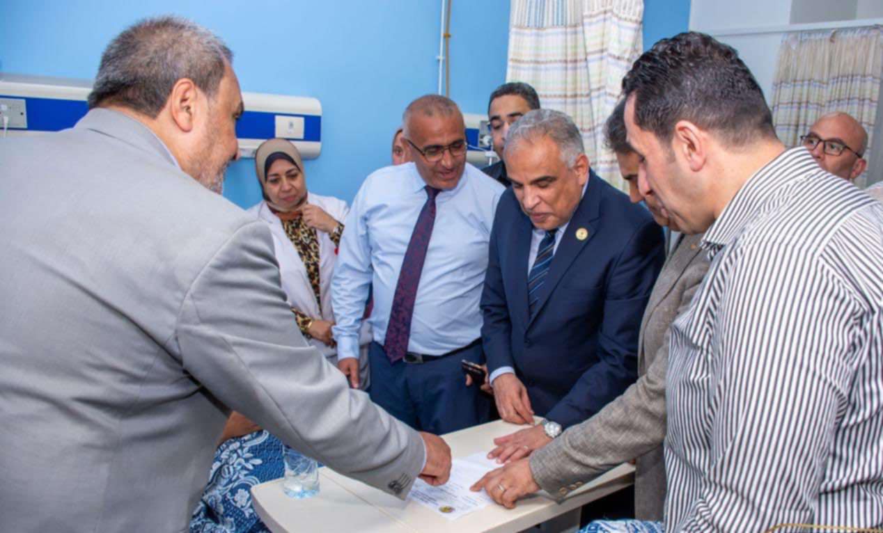 رئيس جامعة طنطا يزور طالبات كلية علوم الرياضة للاطمئنان على حالتهن الصحية 