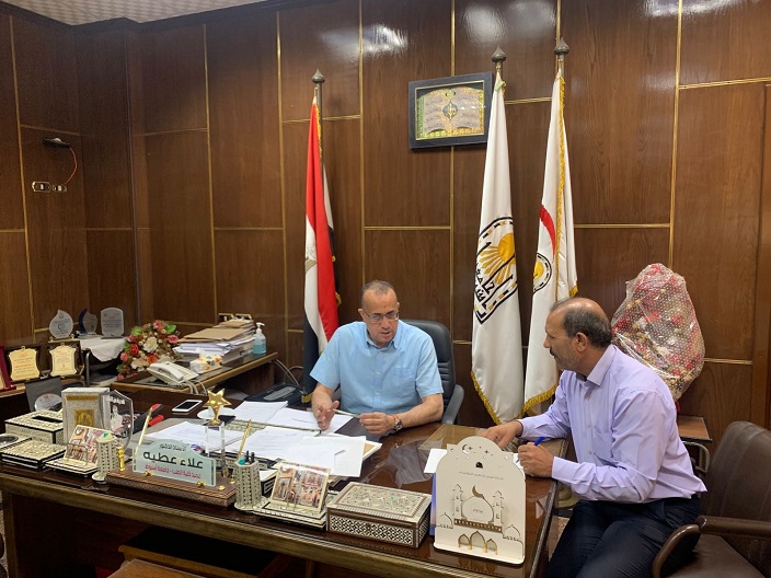 محرر الشروق خلال حديثه مع عميد طب أسيوط ورئيس المستشفيات الجامعية
