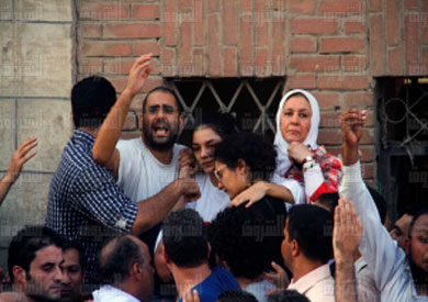 سناء وعلاء في جنازة الراحل- تصوير: رافي شاكر