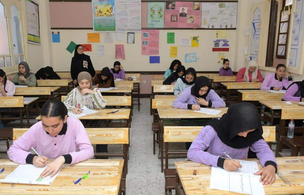 التعليم: منع دخول الهواتف المحمولة إلى لجان الشهادة الإعدادية حتى وإن كانت مغلقة 