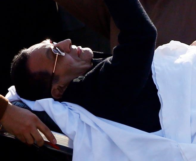 الرئيس الأسبق حسني مبارك خلال استقلاله سيارة الإسعاف عقب الحكم ببراءته - تصوير رويترز