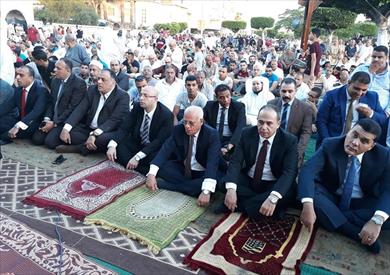محافظ بورسعيد يؤدي صلاة عيد الأضحى بمدينة بورفؤاد