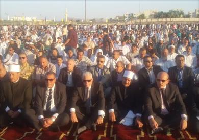 محافظ جنوب سيناء يوزع عيدية وألعابا على الأطفال بعد صلاة العيد