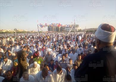الملايين يؤدون صلاة العيد