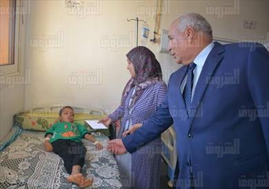 محافظ الوادي الجديد يزور المرضى في أول أيام عيد الأضحى
