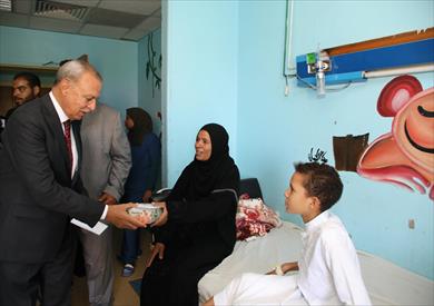 محافظ قنا يهنئ المرضى والأيتام