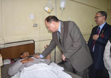 محافظ الفيوم يزور مرضى المستشفى العام