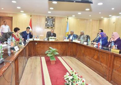 اجتماع محافظ أسيوط بوفد من صندوق الأمم المتحدة واليونسيف