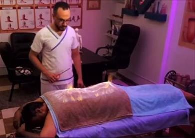 مصري يستخدم النار فى التدليك
