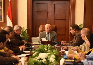 محافظ بورسعيد يتابع أعمال تنفيذ شبكات بالوعات
