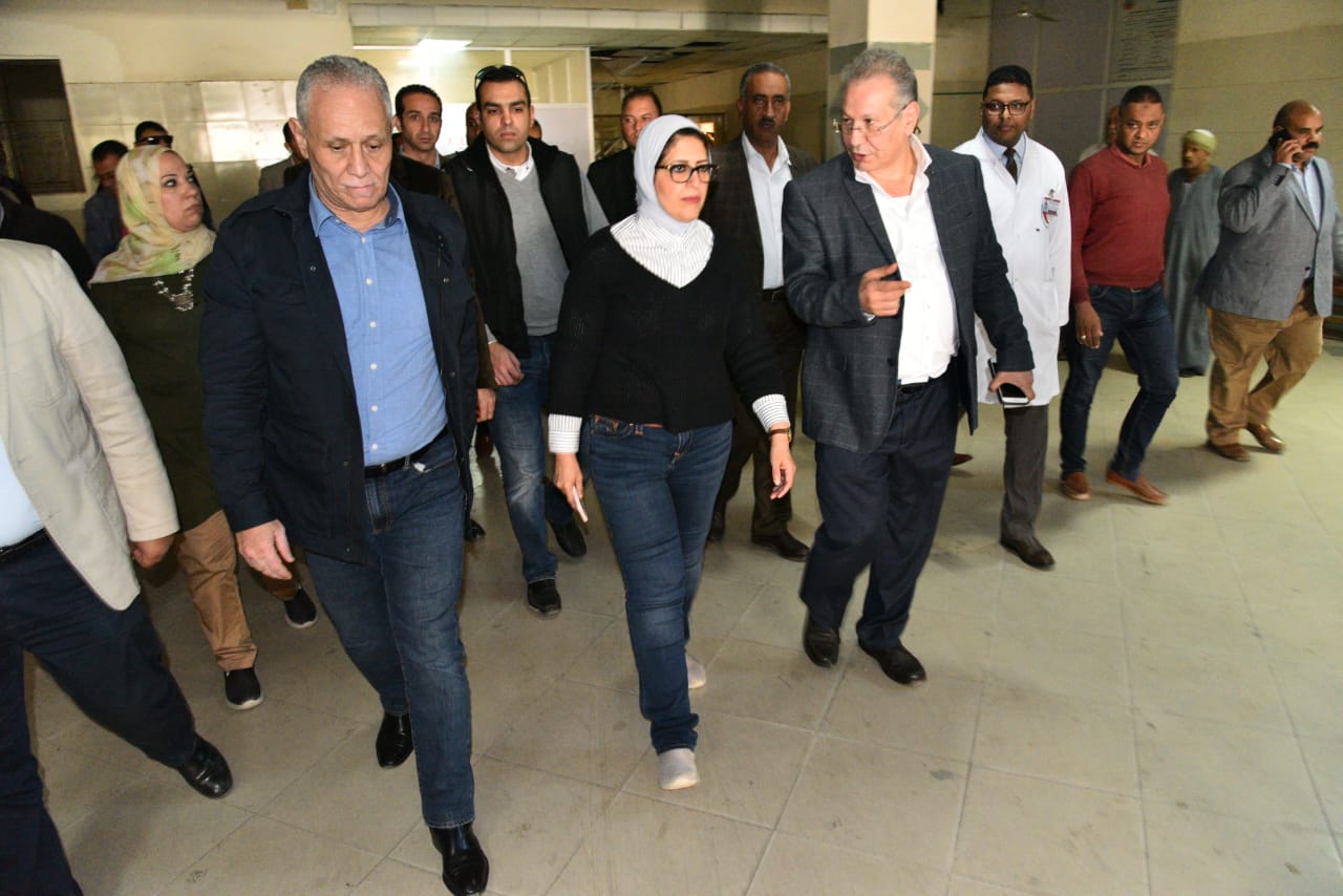 وزيرة الصحة خلال زيارتها مستشفي الأقصر العام