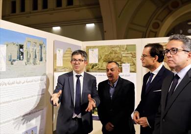 وزير الآثار يفتتح معرضًا أثريًا