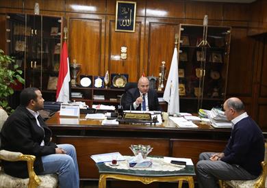 محافظ قنا