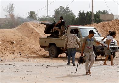 جانب من المعارك جنوبي العاصمة الليبية طرابلس