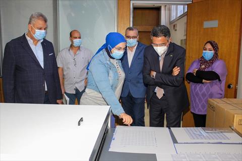 رئيس البريد يتفقد مركز بطاقات الدفع الالكتروني