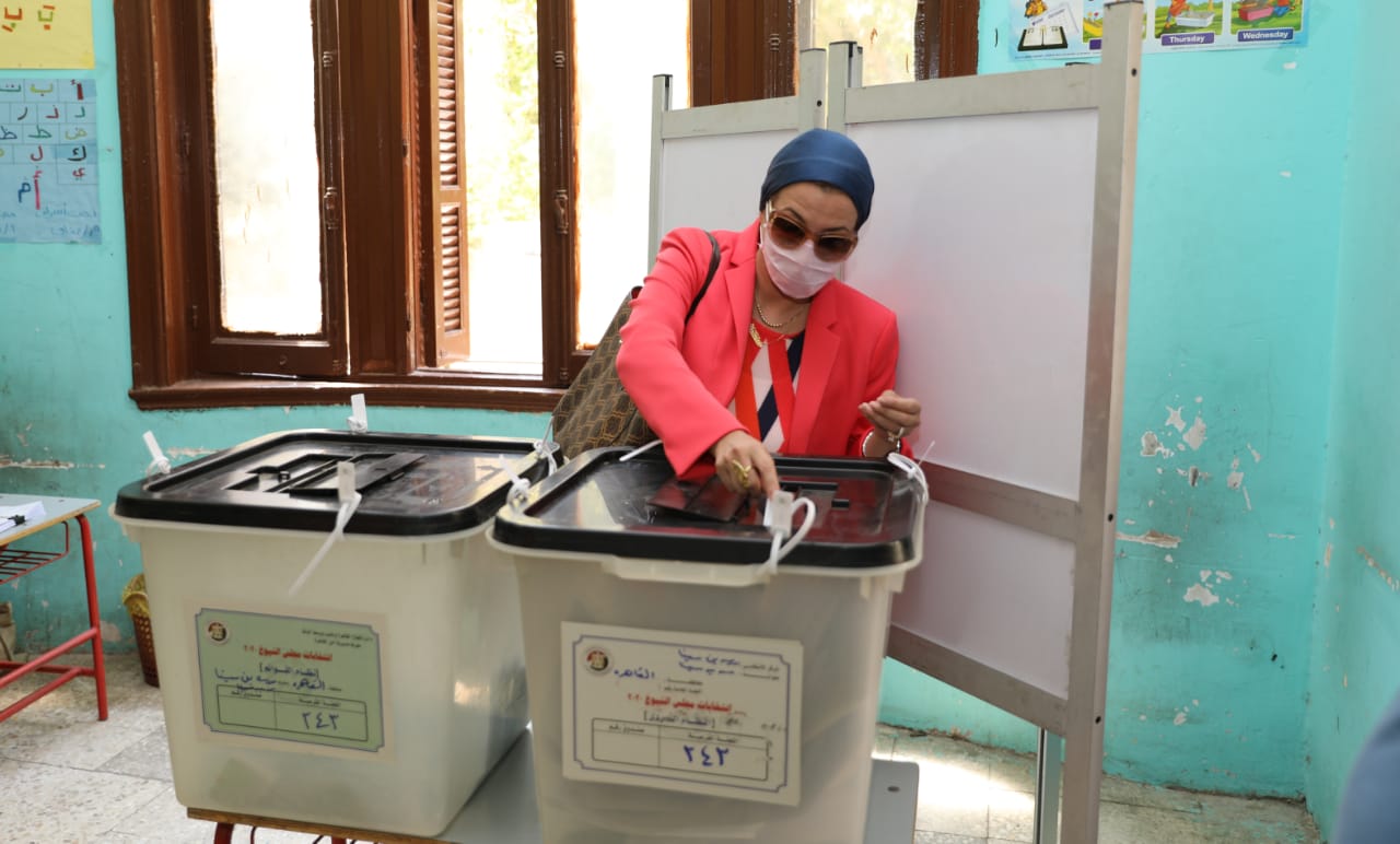 وزيرة البيئة تدلى بصوتها فى انتخابات الشيوخ