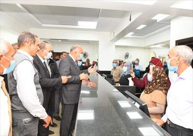 محافظ قنا يفتتح مركز خدمة المواطنين