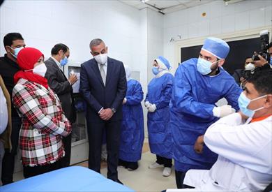 محافظ سوهاج يشهد تطعيم أول عنصر من الأطقم الطبية بلقاح فيروس كورونا