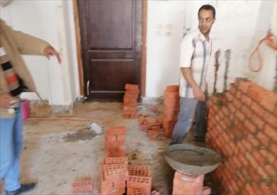 الأجهزة المعنية خلال إيقاف مباني مخالفة في المهد