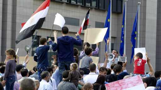 متظاهرون مؤيدون للرئيس المعزول محمد مرسي في بروكسيل