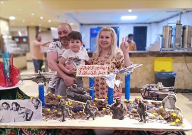 مجسمات للطائرات والدبابات والمدافع من الحلوي