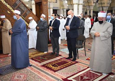 محافظ قنا يؤدى صلاة عيد الفطر