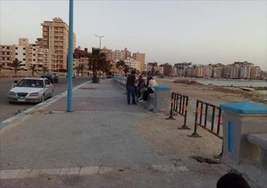 غلق الشواطئ بالحواجز المعدنية