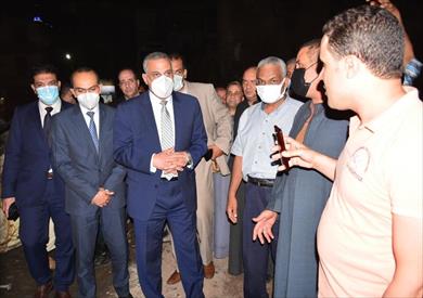 محافظ سوهاج يتفقد موقع حريق معرض طهطا