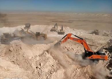 محافظ الوادي الجديد يتابع أعمال إنشاء المسار البديل لمنطقة النقب