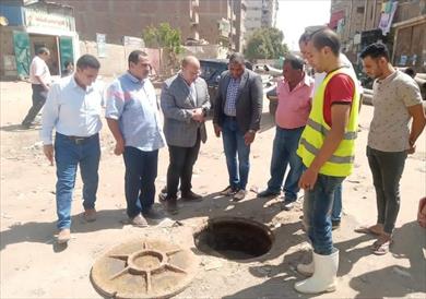 الشهابي يتفقد المنطقة المتربة بقرية بشتيل لمتابعة تركيب بدالة الصرف الصحي