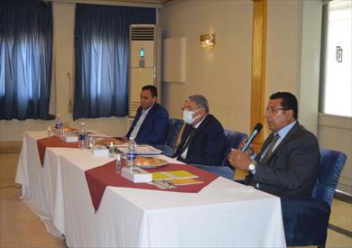 محافظ المنيا يشهد الاجتماع الأول للجنة العليا لإدارة المخلفات الصلبة