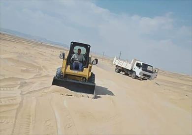 فتح طريق تسببت الرمال في إغلاقه بشمال سيناء