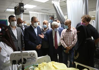 محافظ كفر الشيخ يطمئن على طفل مزرعة ميت علوان