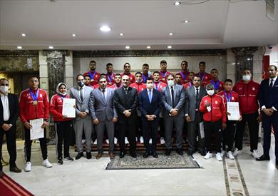 وزير الرياضة يكرم بطلة القليوبية