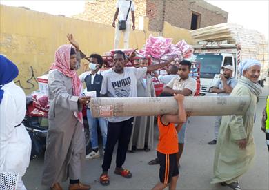 بدء توزيع إعانات صندوق تحيا مصر على متضرري السيول بأسوان