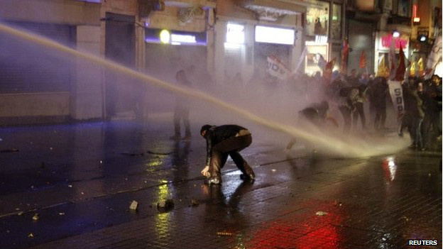 الشرطة استخدمت خراطيم المياه وقنابل الغاز المسيل للدموع لتفريق المتظاهرين الذين ردوا بالحجارة.