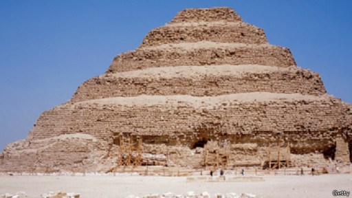 الجارديان: «الترميم» يدمر أقدم الأهرامات في مصر