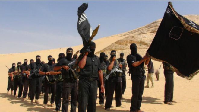 صورة نشرها تنظيم "الدولة الإسلامية" لمسلحيه، وهم يستعرضون قوتهم في سيناء التي أعلنها المسلحون سابقا "ولاية" تابعة لتنظيم "الدولة الإسلامية" في سوريا والعراق.