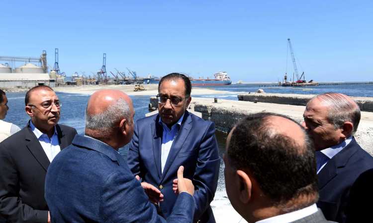 رئيس الوزراء يتفقد عددا من المشروعات الجاري تنفيذها بميناء الإسكندرية