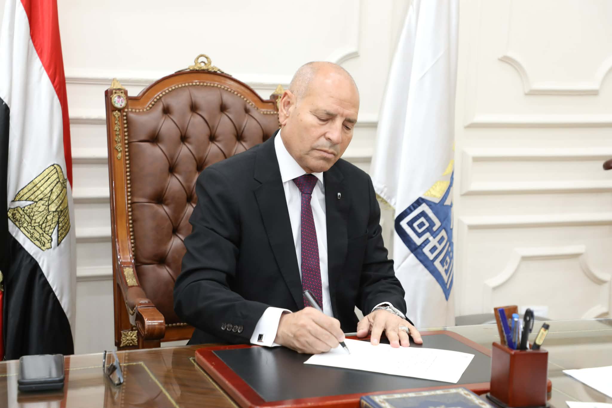 محافظ القاهرة يُلزم المحال التجارية بوضع صندوق قمامة بسعة لا تقل عن 240 لترا 