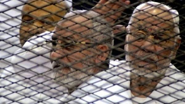صورة تجمع المرشد السابق والحالي للجماعة في قفص الاتهام