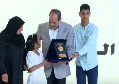 الرئيس السيسي يكرم أسر الشهداء