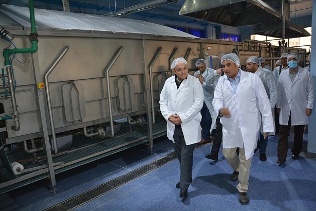 وزير التجارة يختتم جولته بزيارة مصانع لإنتاج البن والأجبان والخضروات المجمدة بالعبور