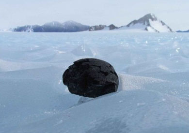 حينما يصطدم الجليد المتدفق بحاجز مثل سلسلة جبلية فإنه يتحرك لأعلى بقوة ليكشف عن وجود النيازك