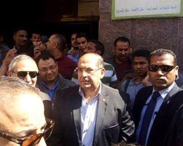 محافظ سوهاج أثناء متابعة الحالات