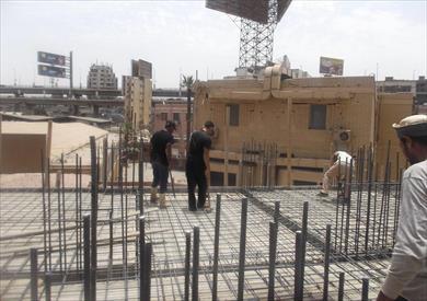 محافظة القاهرة تزيل شدات خشبية لعقار مخالف